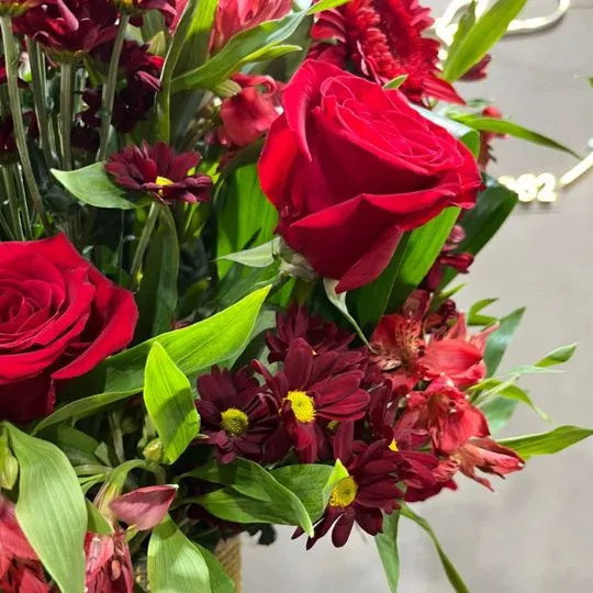 Caja pote strass gold con rosas y flores de estacion